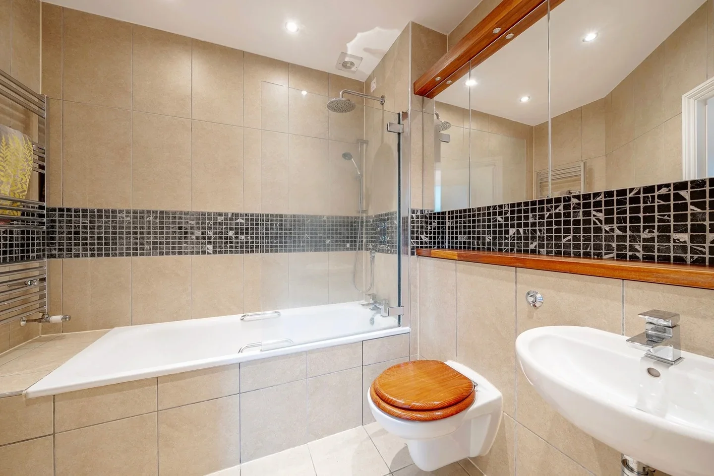 Flat Mellish Street in Greater London