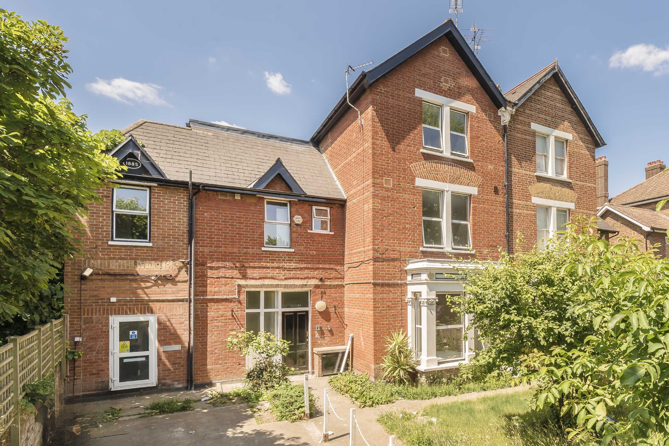 Flat Perryn Road in Greater London