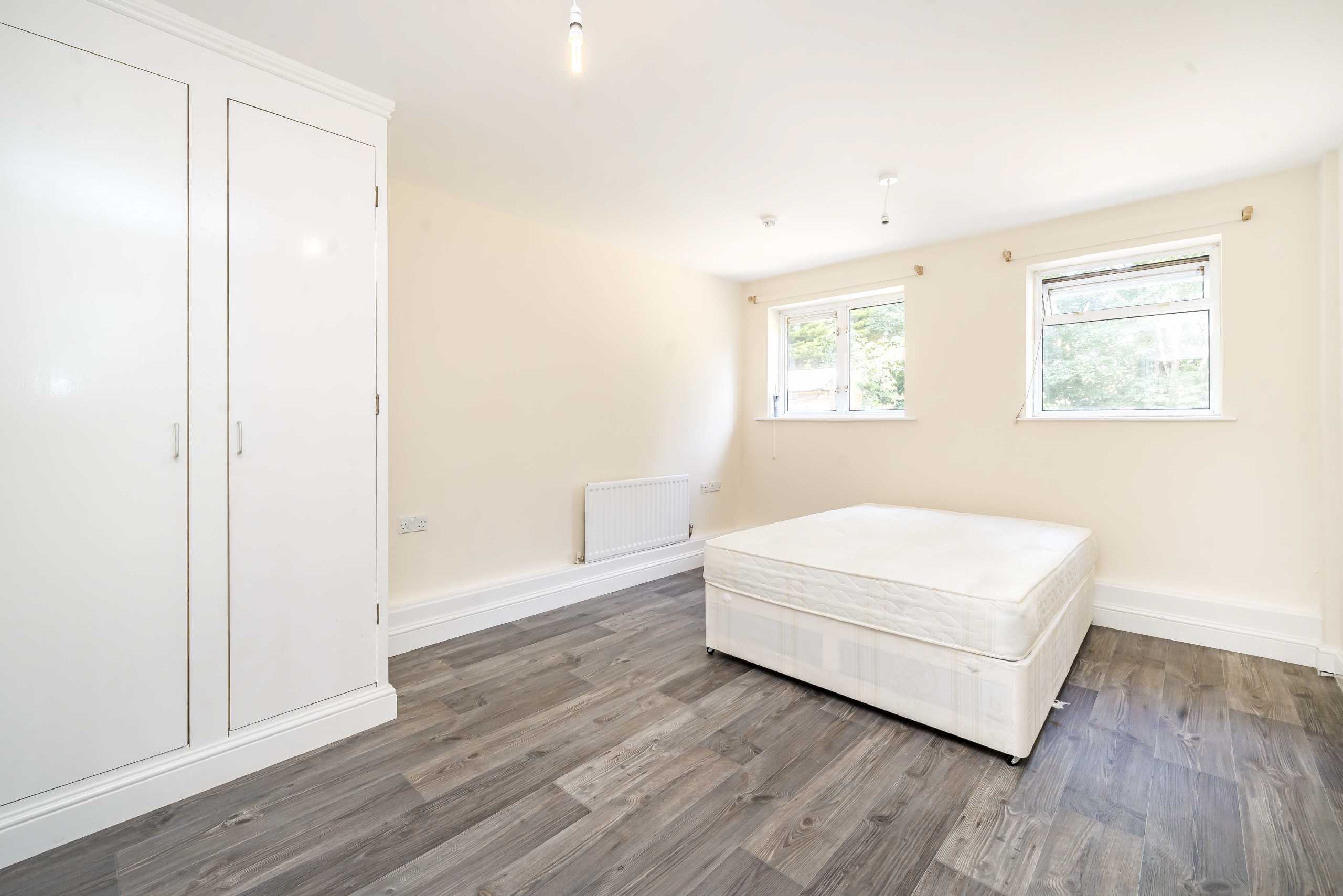 Flat Perryn Road in Greater London