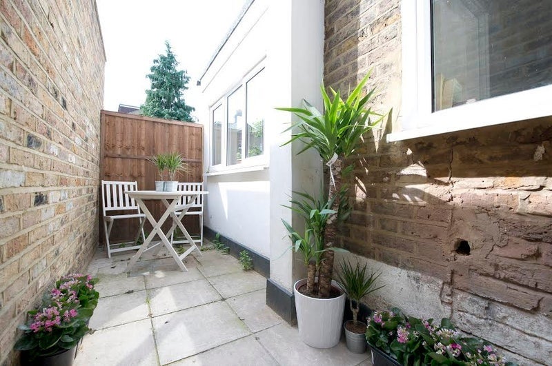 Flat Goldhawk Road in Greater London
