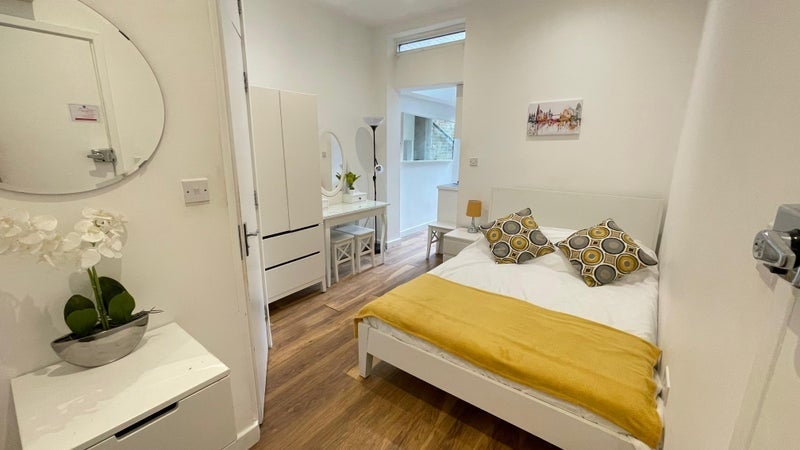 Flat Goldhawk Road in Greater London
