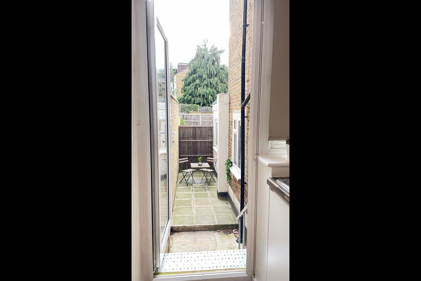 Flat Goldhawk Road in Greater London