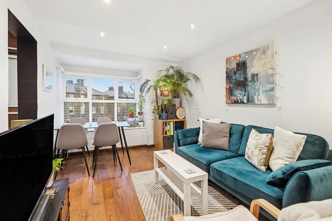 Flat Pursewardens Close in Greater London