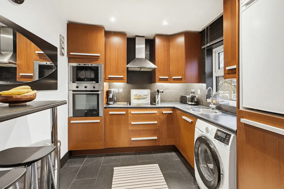 Flat Pursewardens Close in Greater London