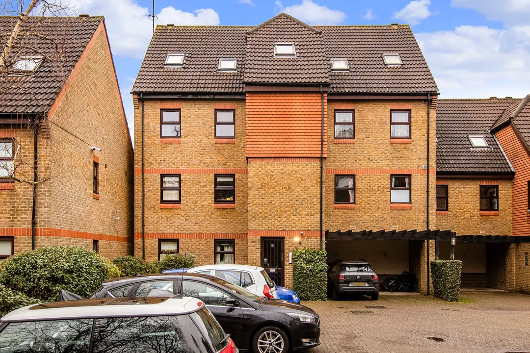 Flat Pursewardens Close in Greater London