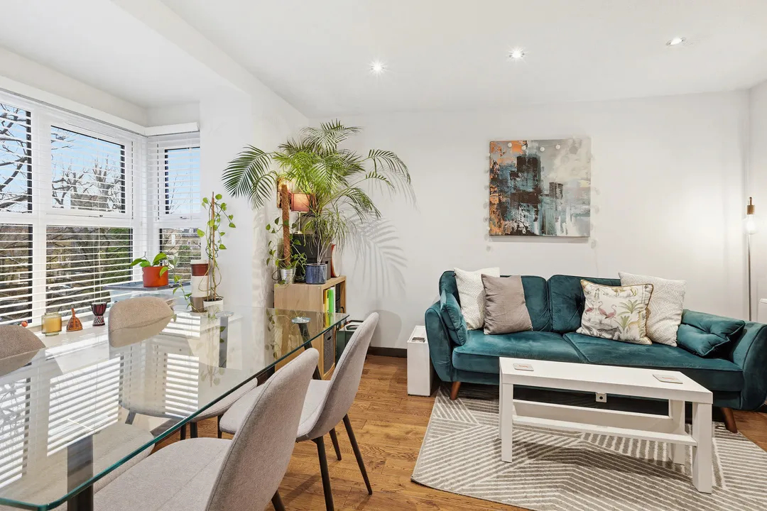 Flat Pursewardens Close in Greater London