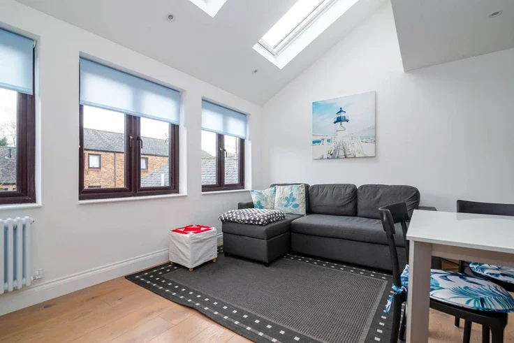 Flat Maysoule Road in Greater London