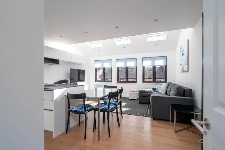 Flat Maysoule Road in Greater London
