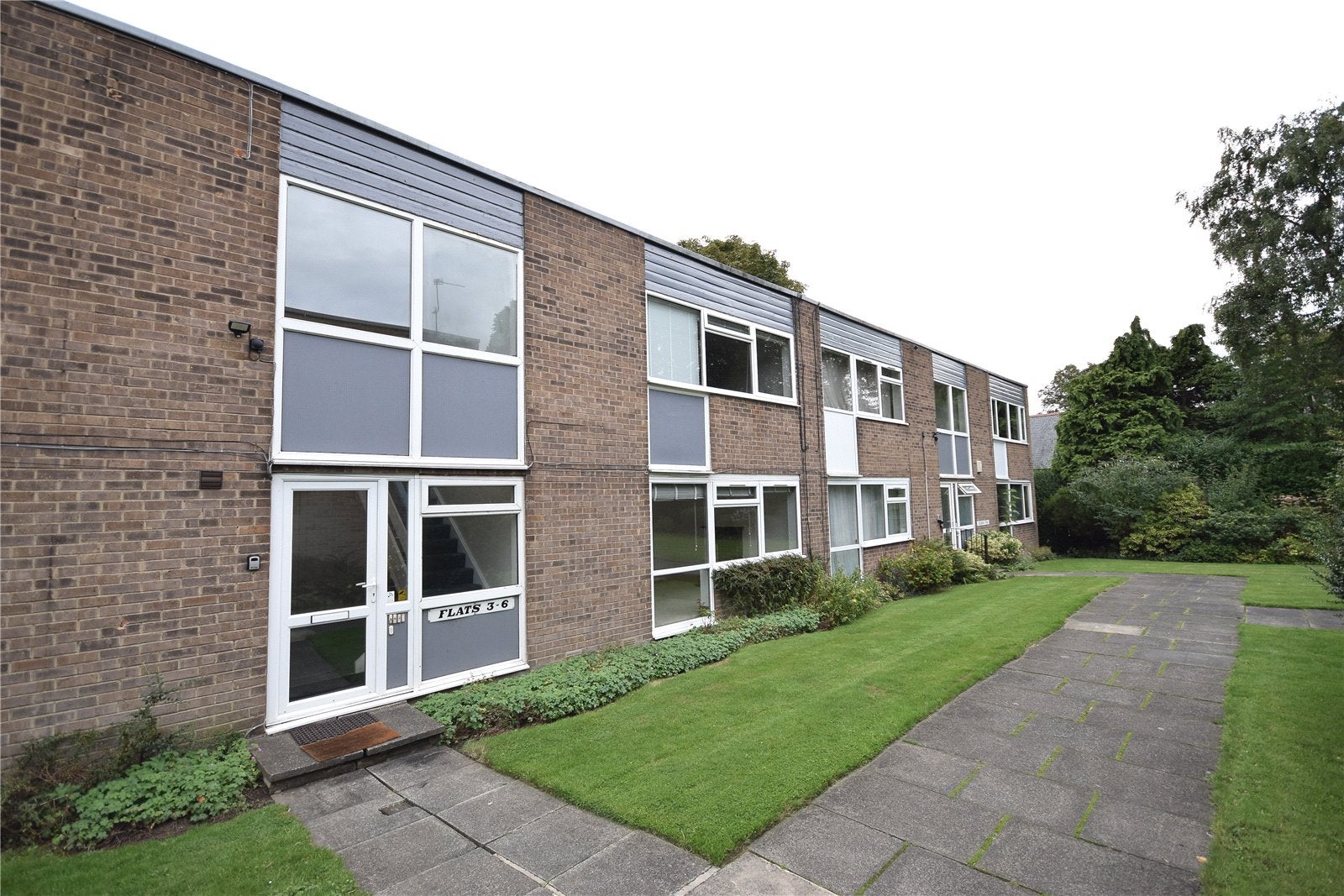Flat Greenview Court in Leeds