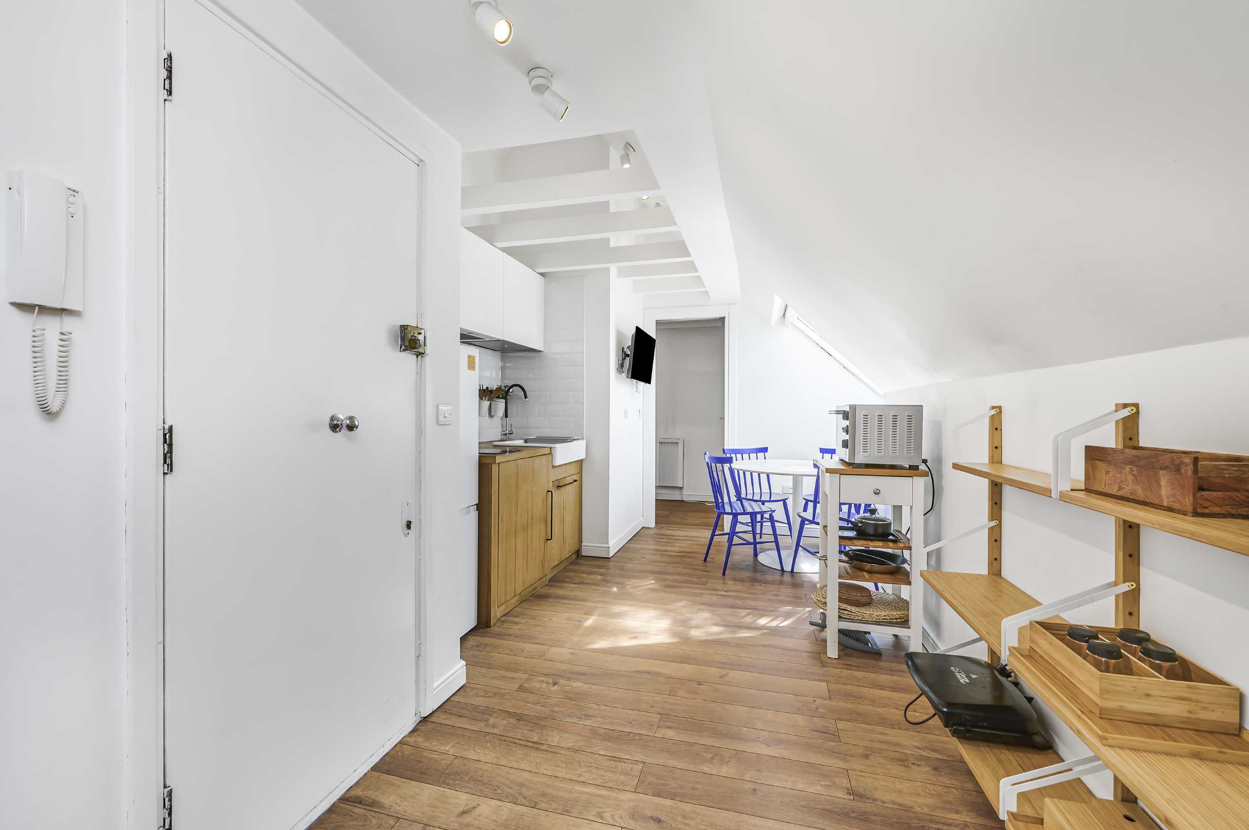 Flat Chestnut Close in Greater London