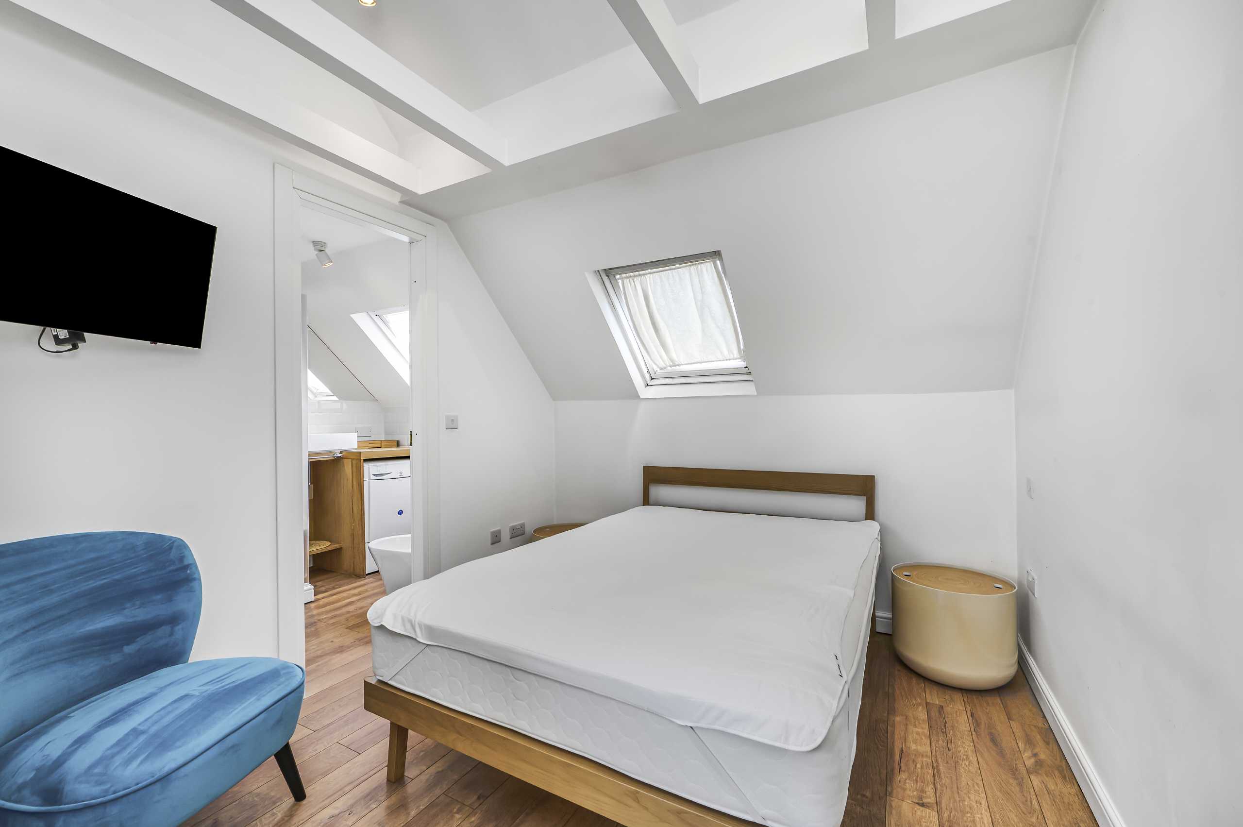Flat Chestnut Close in Greater London