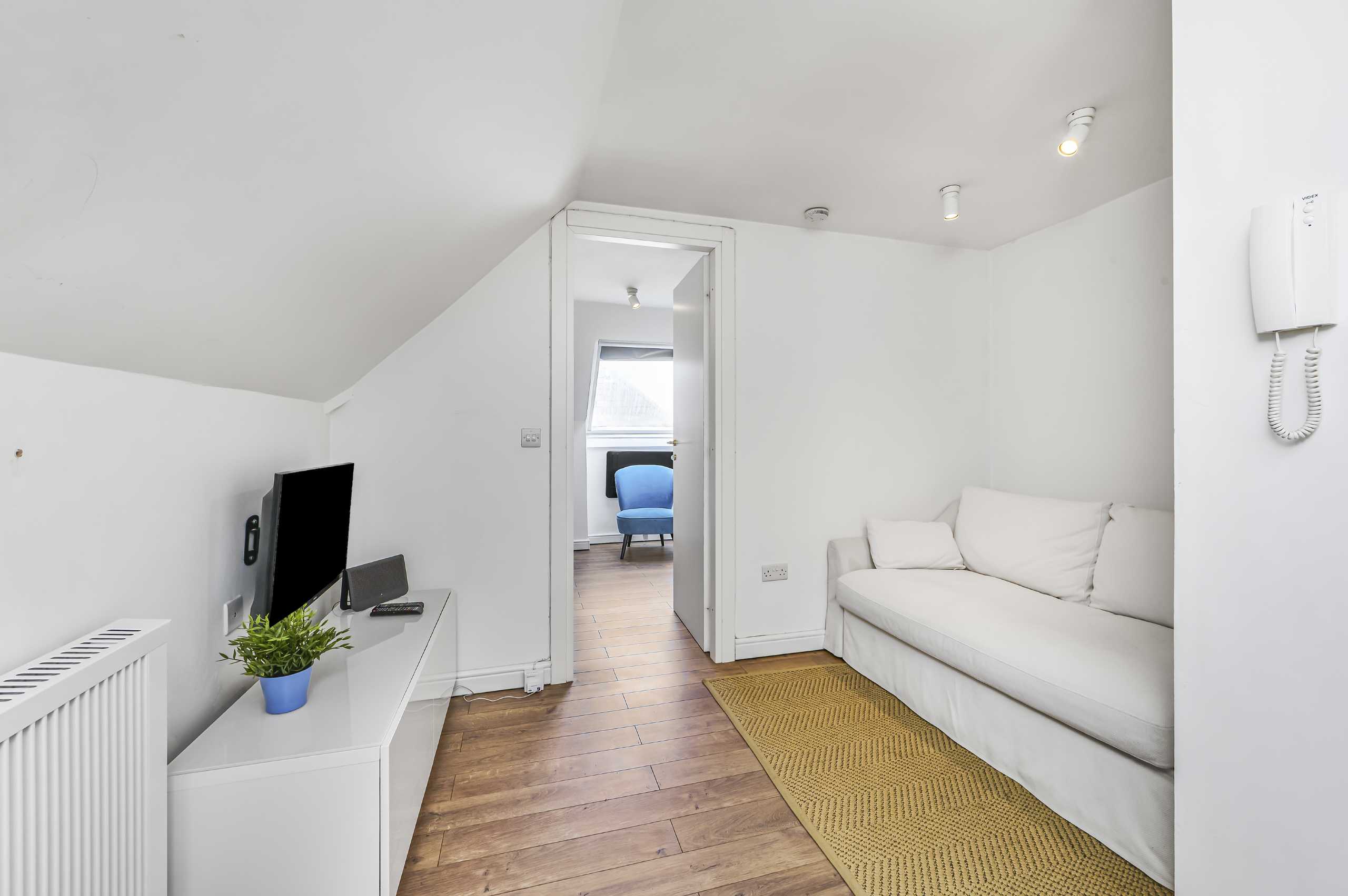 Flat Chestnut Close in Greater London
