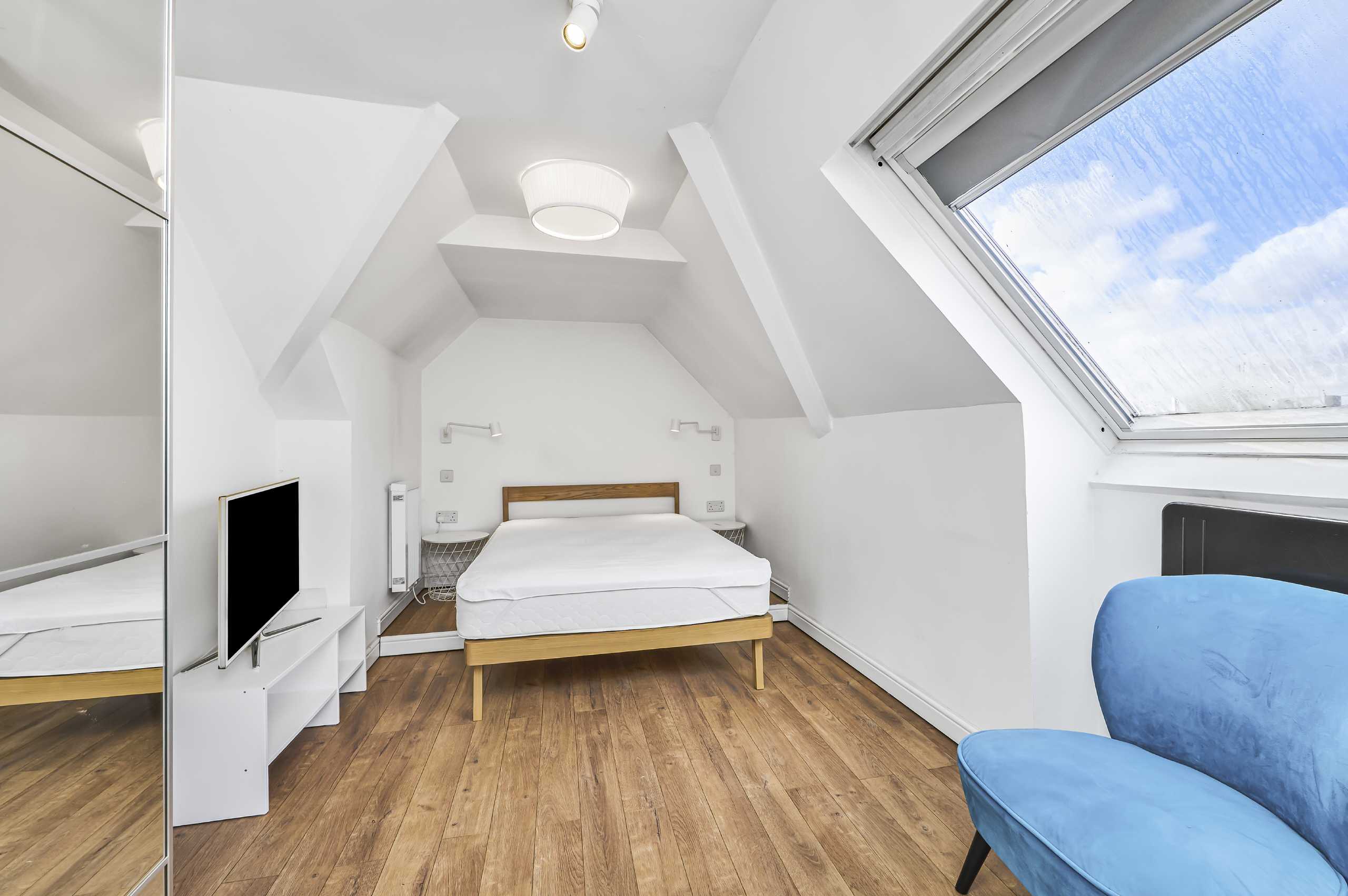 Flat Chestnut Close in Greater London