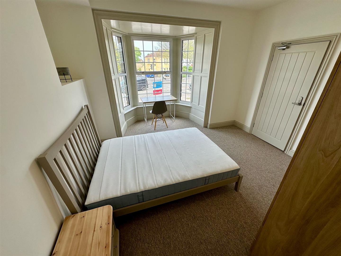 Room Fishponds Road in Bristol