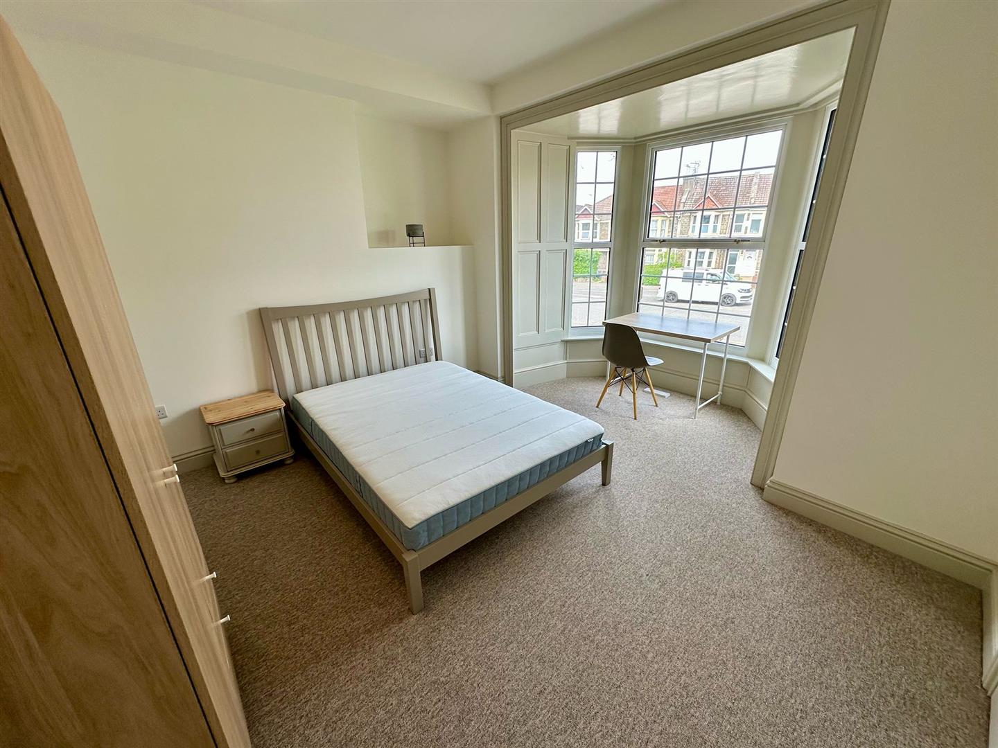 Room Fishponds Road in Bristol