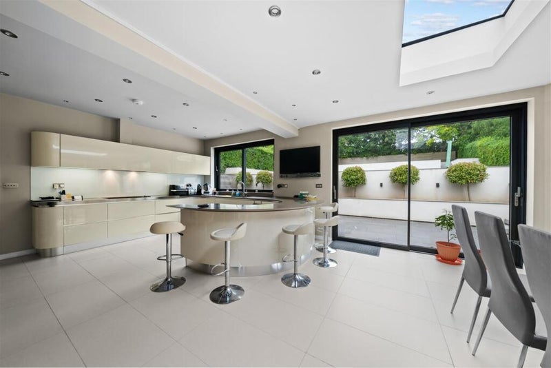 Room Monahan Avenue in Greater London