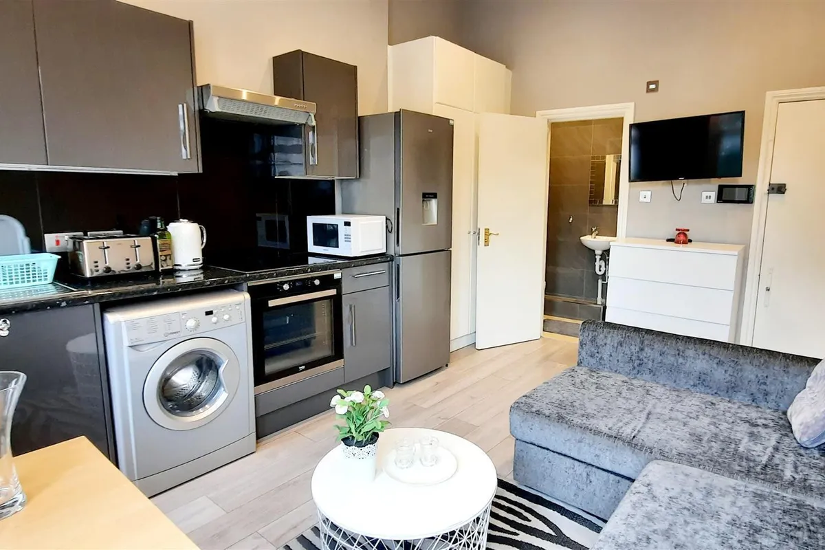 Flat Holland Road in Greater London