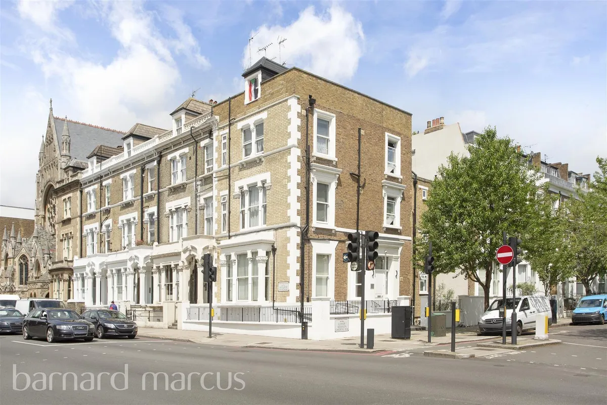 Flat Holland Road in Greater London