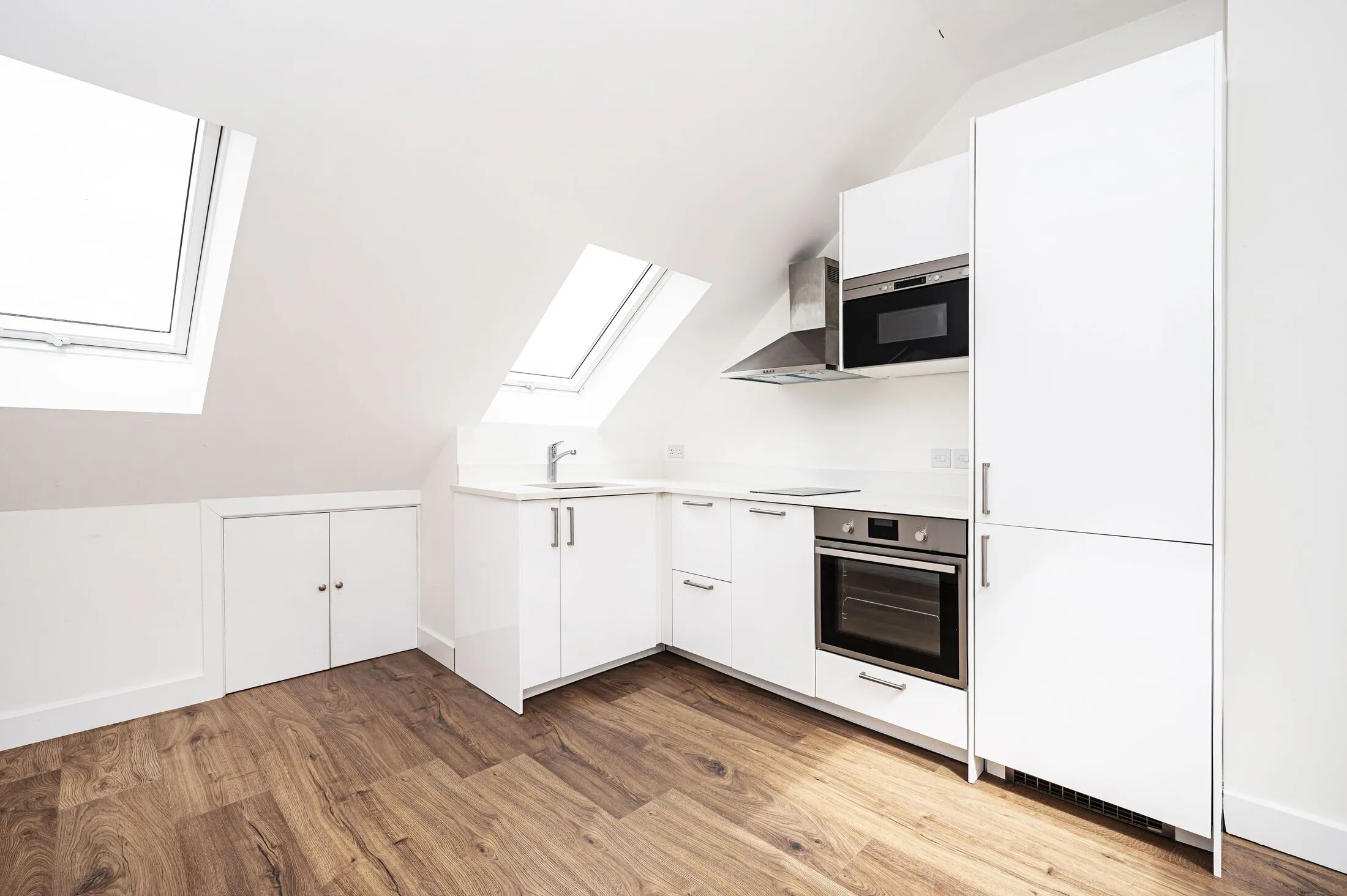 Flat Clifton Gardens in Greater London