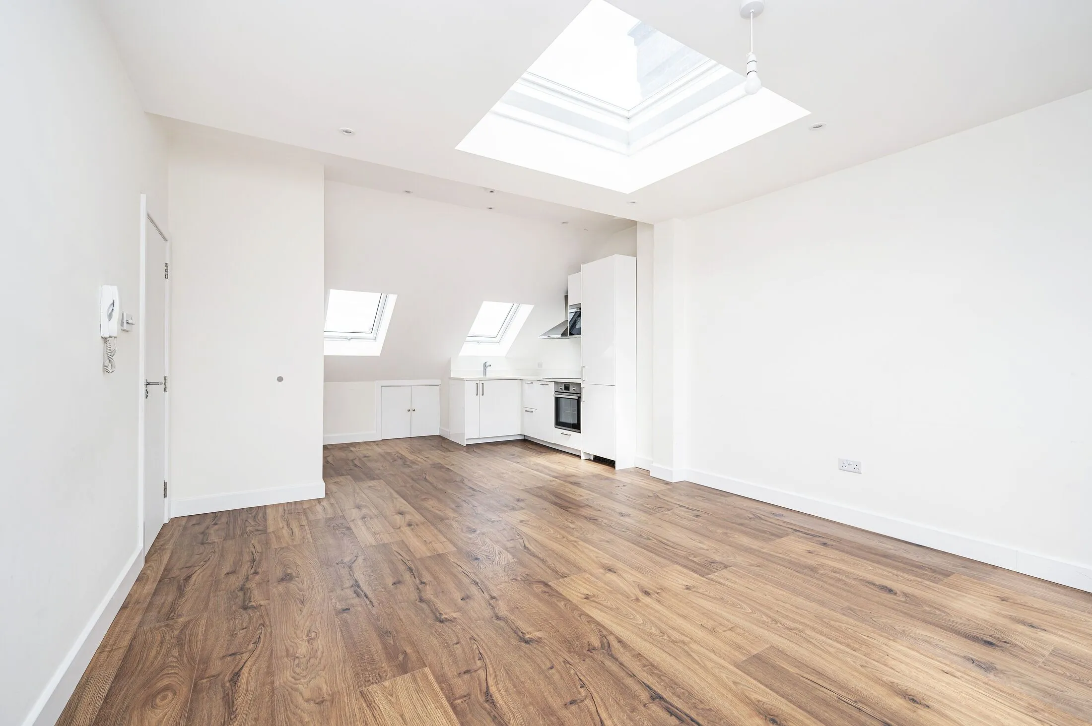 Flat Clifton Gardens in Greater London