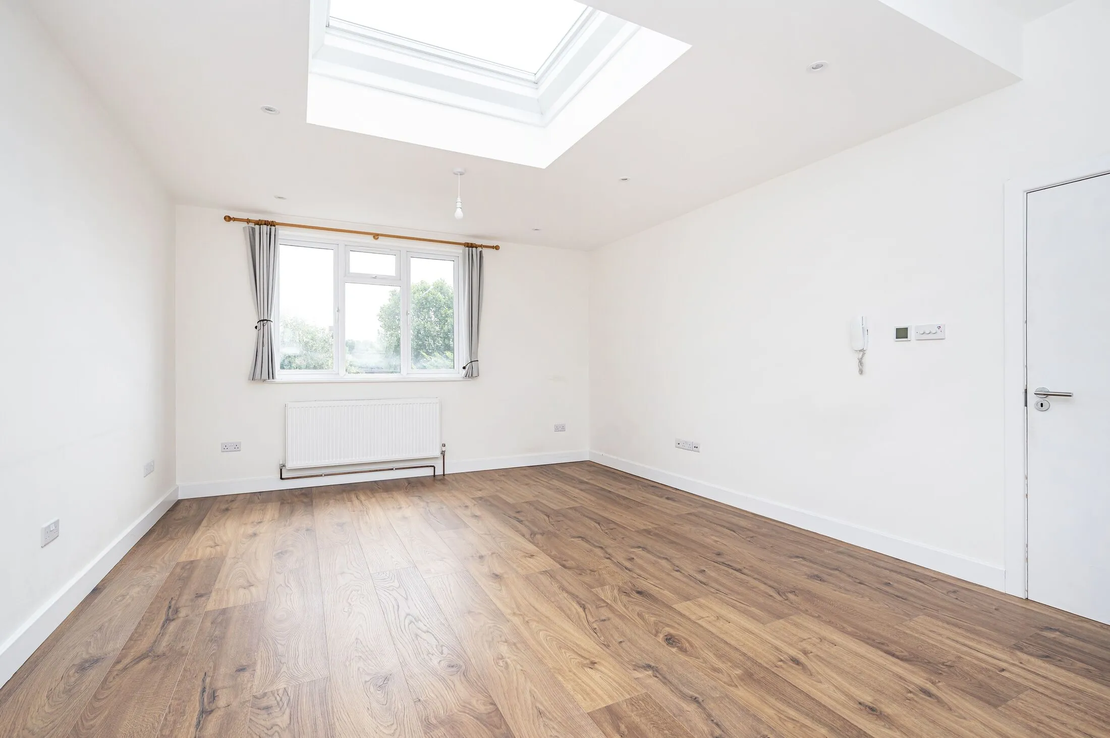 Flat Clifton Gardens in Greater London