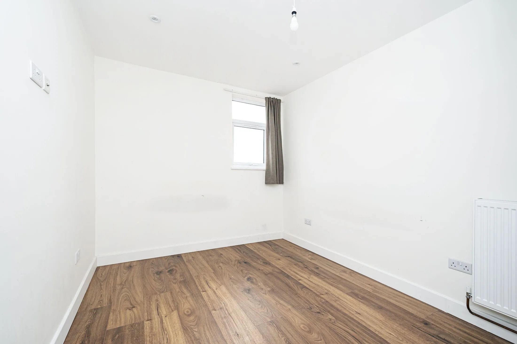 Flat Clifton Gardens in Greater London