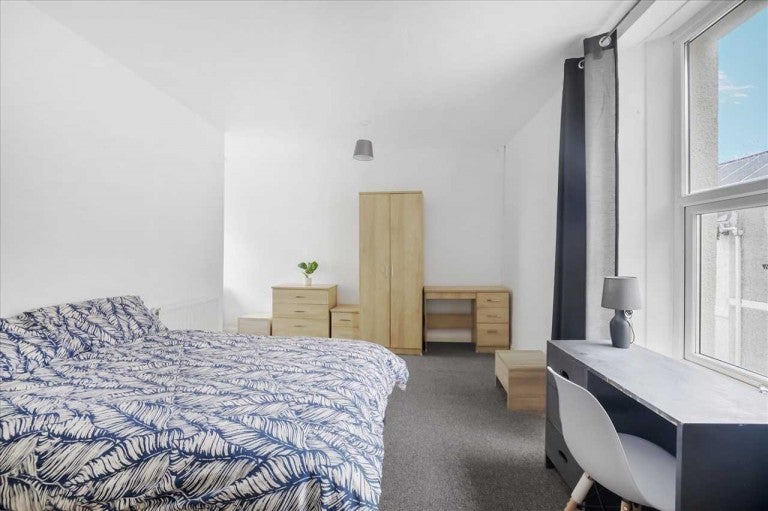 Room Chedworth Street in Plymouth