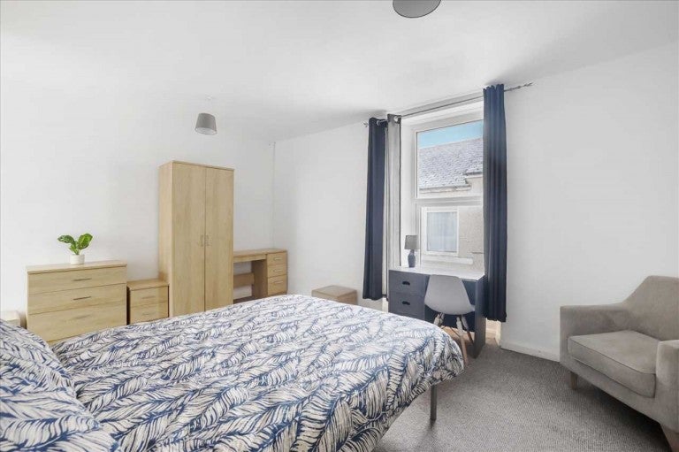 Room Chedworth Street in Plymouth