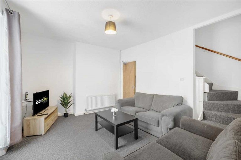 Room Chedworth Street in Plymouth