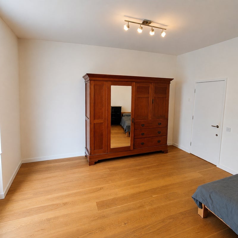 Room Cross Street in Greater London
