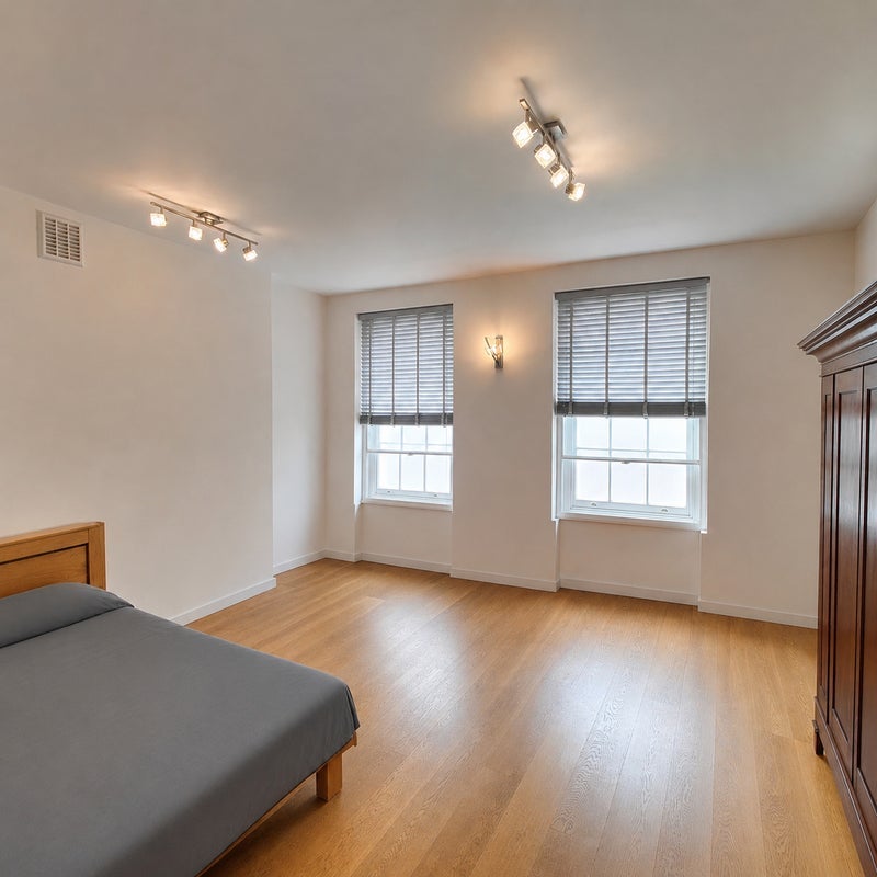 Room Cross Street in Greater London