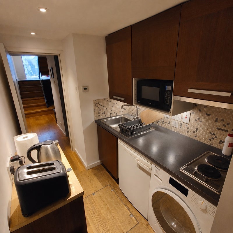 Room Cross Street in Greater London