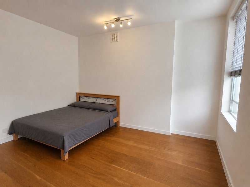 Room Cross Street in Greater London