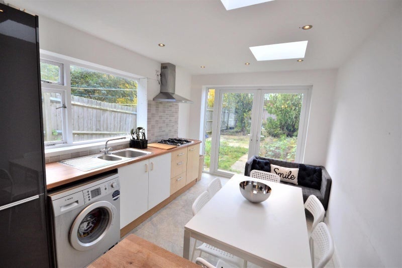 Room Frobisher Road in Greater London