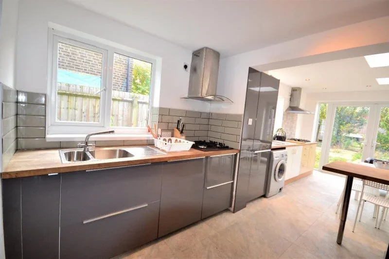 Room Frobisher Road in Greater London