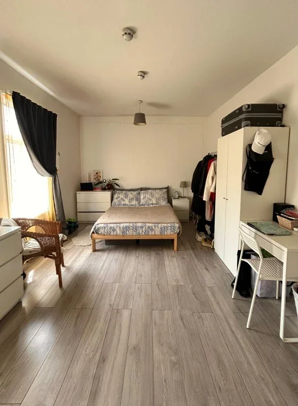 Room Frobisher Road in Greater London