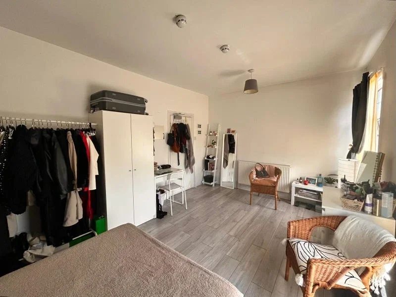Room Frobisher Road in Greater London