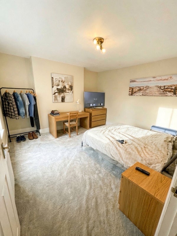 Flat Drakefield Road in Greater London