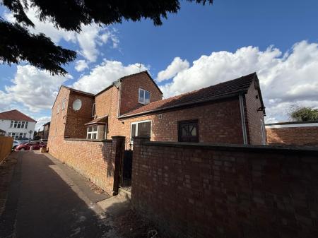 Flat Priory Road in Peterborough