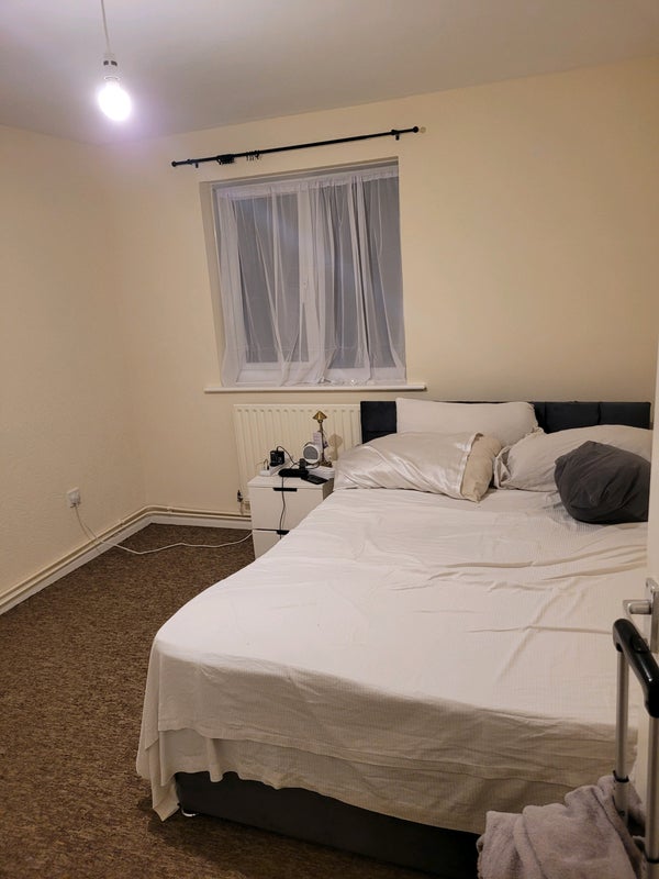 Room Streamside Close in Greater London
