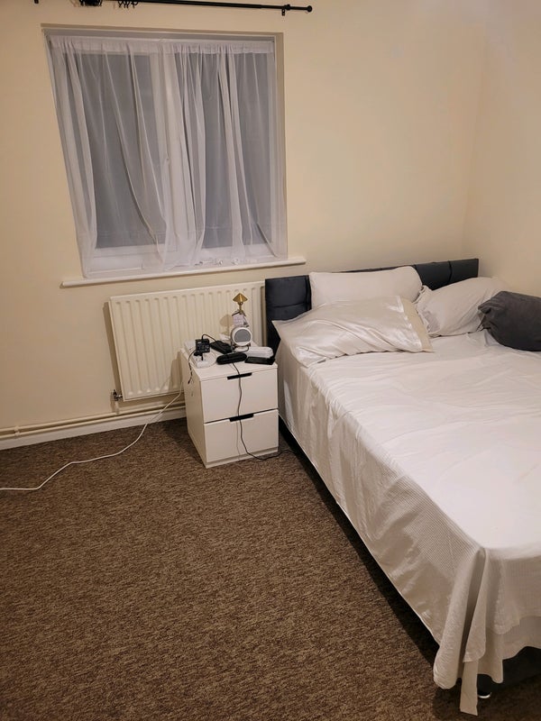Room Streamside Close in Greater London