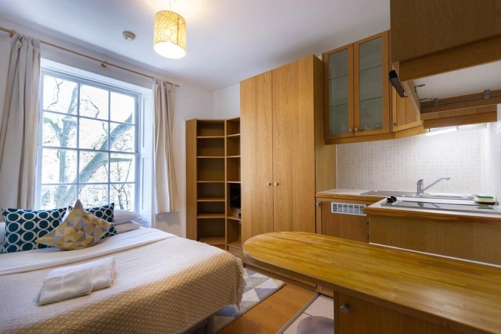 Flat Cartwright Gardens in Greater London