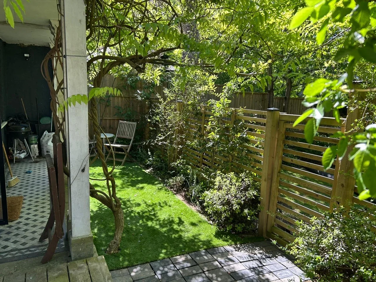 Flat Victoria Crescent in Greater London