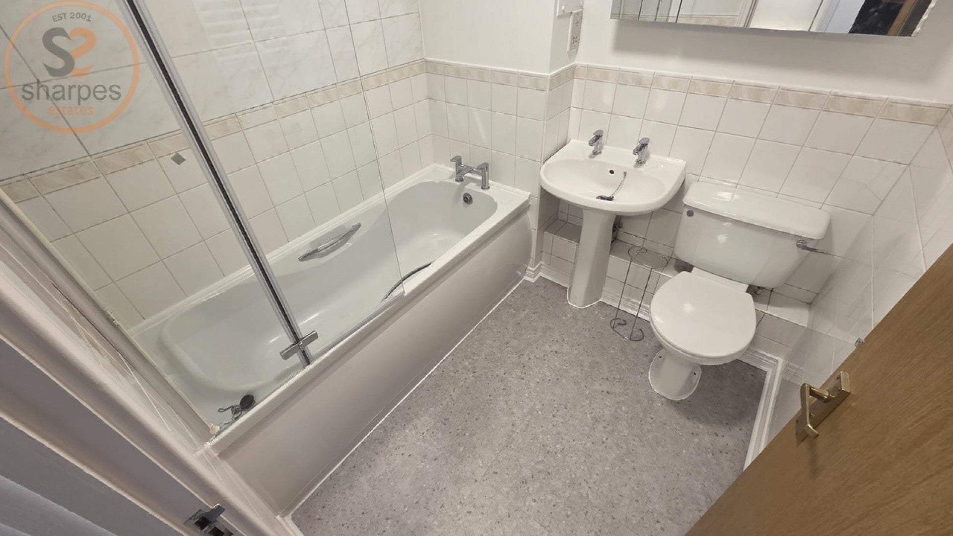 Flat Ravensbury Road in Greater London