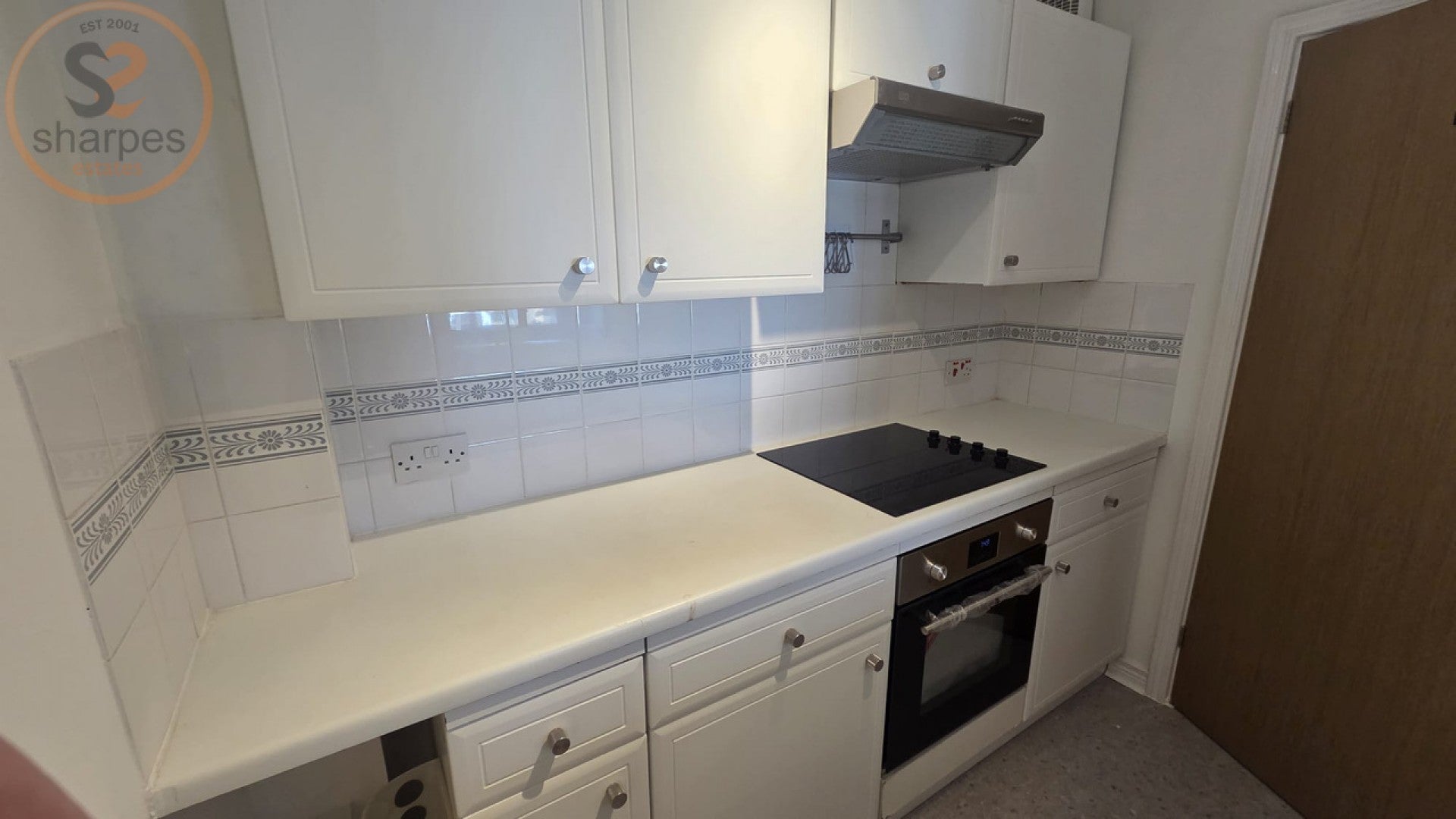 Flat Ravensbury Road in Greater London