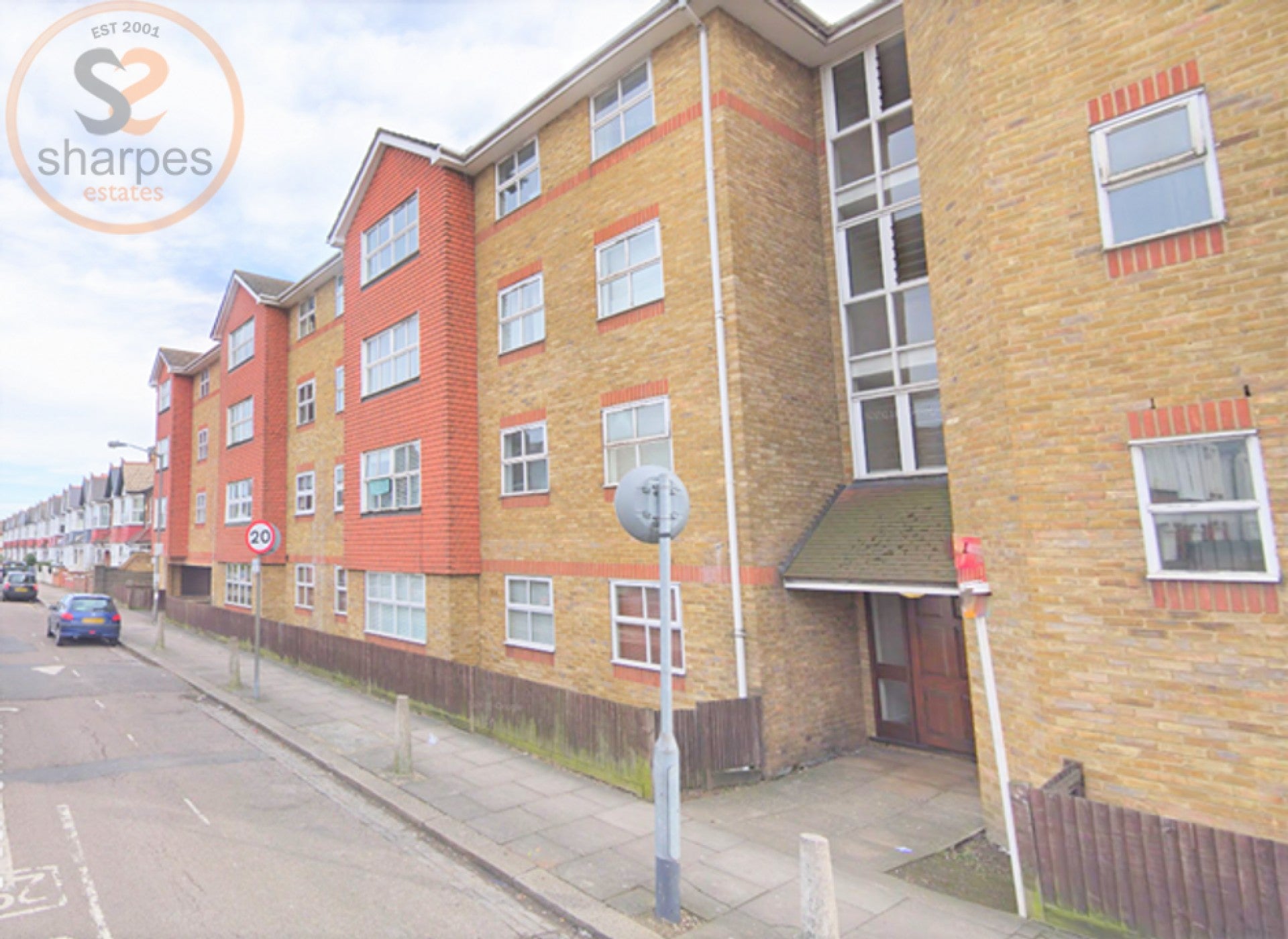 Flat Ravensbury Road in Greater London