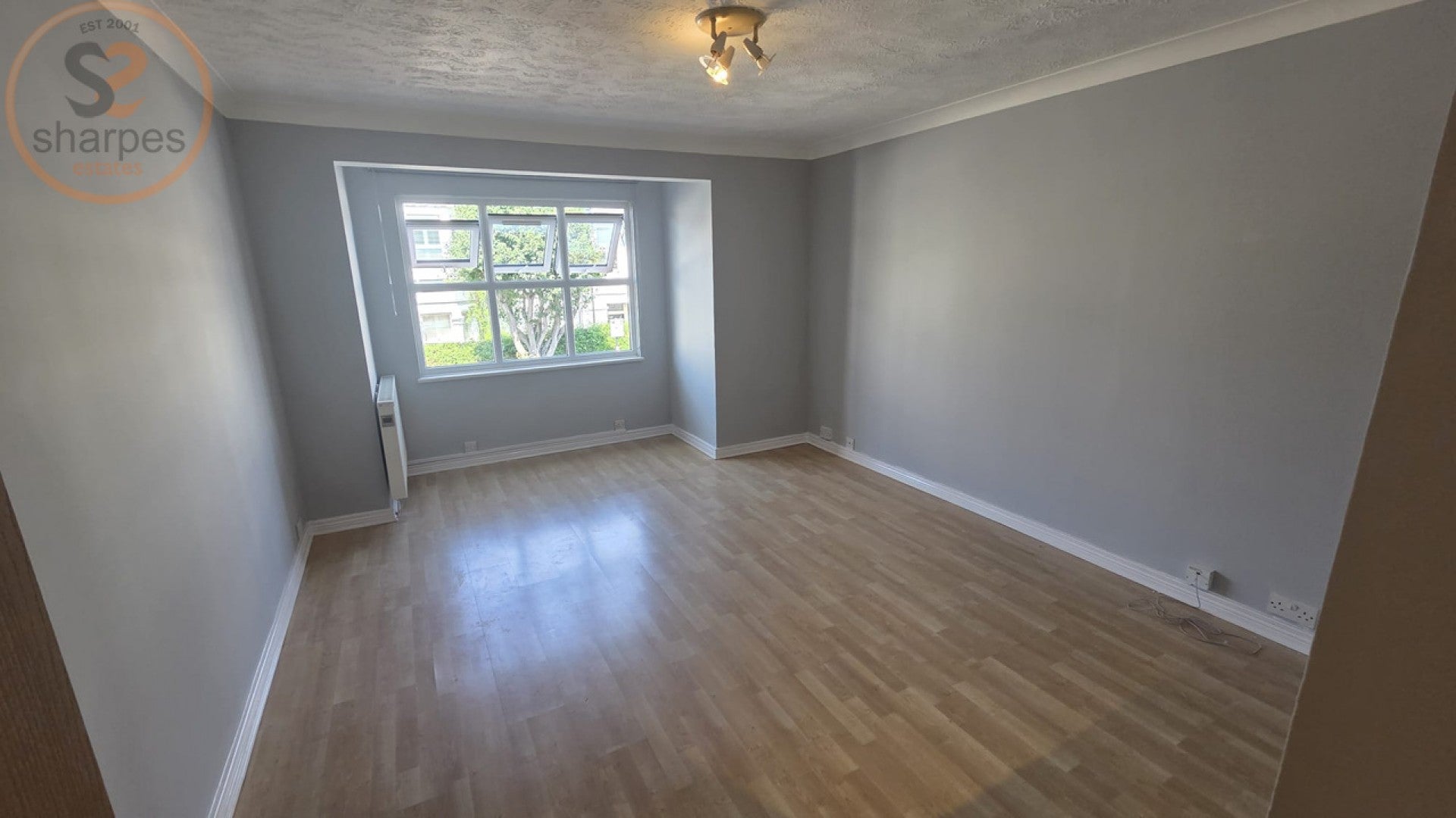 Flat Ravensbury Road in Greater London