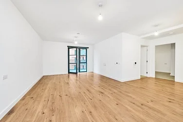 Flat Tallow Close in Greater London