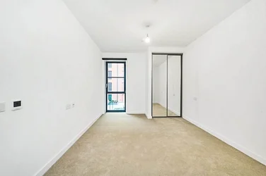 Flat Tallow Close in Greater London