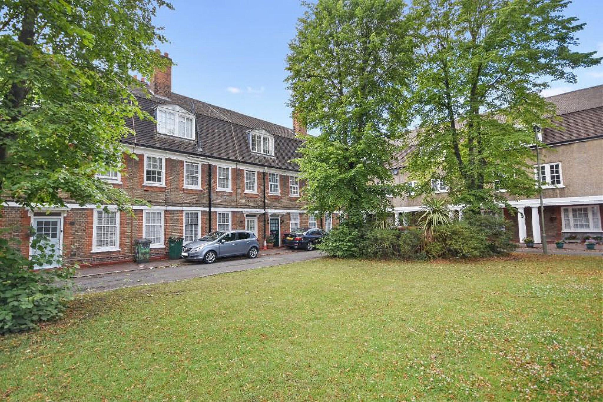 Flat Aeroville in Greater London